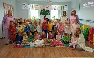 Grupowe zdjęcie przedszkolaków ze Stanowic wraz z dyrekcją i nauczycielkami