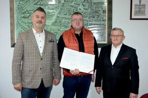 Na zdjęciu władze Strzegomia wraz z prezesem  OSP gminy Strzegom – Stanisławem Kubiakiem (w środku)