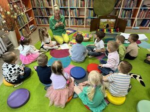 Lekcja biblioteczna z udziałem przedszkolaków