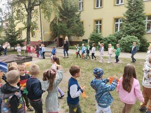 POWITANIE JESIENI W PUBLICZNYM PRZEDSZKOLU NR 4 IM. PSZCZÓŁKI MAI W STRZEGOMIU