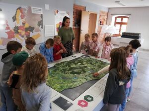 Wycieczka pierwszoklasistów do Sudeckiej Zagrody Edukacyjnej w Dobkowie