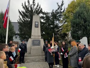 Dnia 8 listopada br., w Publicznej Szkole Podstawowej im. Adama Mickiewicza odbyły się uroczystości związane z Narodowym Świętem Niepodległości.