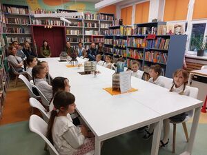 Pasowanie pierwszoklasistów na czytelników w Jaroszowie 