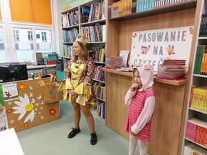 Pasowanie pierwszoklasistów na czytelników w Jaroszowie 