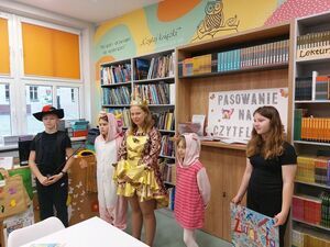 Pasowanie pierwszoklasistów na czytelników w Jaroszowie 