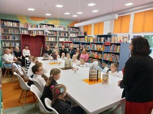 Pasowanie pierwszoklasistów na czytelników w Jaroszowie 