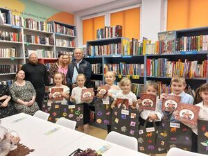 Pasowanie pierwszoklasistów na czytelników w Jaroszowie 