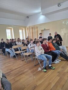 Niecodzienna wizyta funkcjonariuszy policji w jaroszowskiej szkole