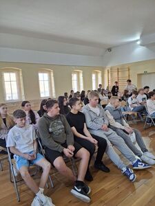 Niecodzienna wizyta funkcjonariuszy policji w jaroszowskiej szkole