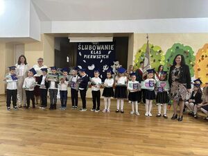 Pierwszaki z Jaroszowa już po uroczystym Pasowaniu 