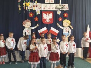 Narodowe Święto Niepodległości w Publicznym Przedszkolu nr 4 im. Pszczółki Mai  w Strzegomiu