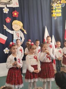 Narodowe Święto Niepodległości w Publicznym Przedszkolu nr 4 im. Pszczółki Mai  w Strzegomiu