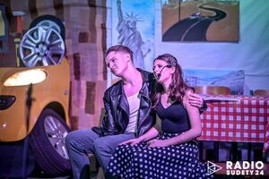 „Grease” z Broadwayu trafił do auli strzegomskiego LO