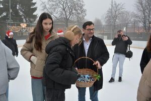 Mikołaj na lodzie! Strzegomskie lodowisko już otwarte