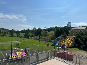 Piknik rodzinny na boisku sportowym