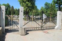  Nowa brama na cmentarzu