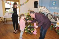 Burmistrz przekazujący upominek dzieczynce