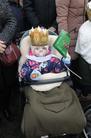 Dziecko w wózku z koroną na głowie