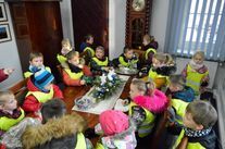 Przedszkolaki z Koniczynki odwiedziły Urząd Miejski