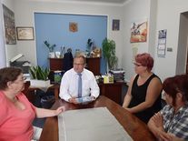 Spotkanie Burmistrza z Seniorkami. Na zdjęciu Burmistrz i trzy kobiety przy stole
