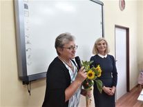 Rozpoczęcie roku szkolnego 2020/2021 w Zespole Szkół w Świebodzicach- dwie kobiety przy tablicy