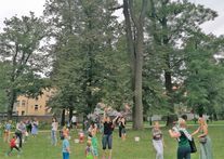 Zdjęcie przedstawia uczestników Bubble Day bawiących się w Parku Miejskim