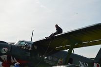 Mężczyzna siedzący na skrzydle samolotu