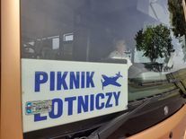 tablica w autobusie z napisem " Piknik lotniczy"