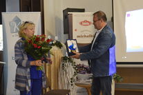 Burmistrz Świebodzic wręczający prezent kobiecie