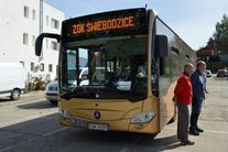 Dwóch mężczyzn stojących przy autobusie ZGK Świebodzice