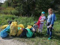 Uczestnicy biorący udział w akcji przy workach ze śmieciami