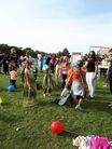Uczestnicy akcji na boisku, balony na trawie