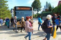 Uczestnicy biorący udział w akcji, w tle autobus ZGK Świebodzice