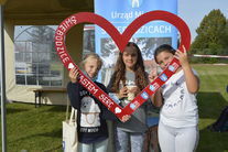 Trzy dziewczynki trzymające serce z napisem Świebodzice Miastem Serc
