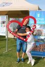 Dwie osoby trzymające serce z napisem Świebodzice Miastem Serc