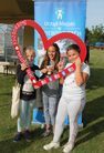 Trzy dziewczynki trzymające serce z napisem : Świebodzice Miastem Serc