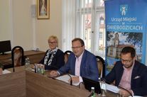 Na zdjęciu widać siedzących od lewej: sekretarz miasta Sabinę Cebulę burmistrza miasta Pawła Ozgę, zastępcę burmistrza miasta Tobiasza Wysoczańskiego.