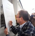 Burmistrz miasta podpisuje deklarację