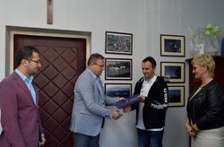 Trenerzy KS Rekin uhonorowani przez burmistrza miasta Pawła Ozgę
