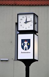 Zegar u zbiegu ulic Mickiewicza i Wałbrzyskiej