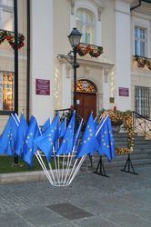 Flagi UE przed Ratuszem
