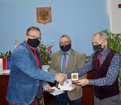 Burmistrz miasta Paweł Ozga odznaczony medalem