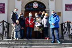 Jubilaci wraz z rodziną stoją przed wejściem do Ratusza Miejskiego.