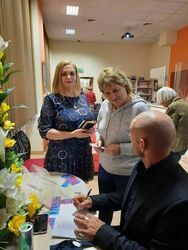 Mariuszem Kurcem podpisujący swoją autorką książkę.