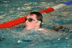 Na zdjęciu widoczny jest pływak podczas zawodów
