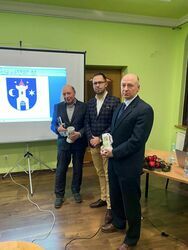 Zdjęcie przedstawia Zastępcę Burmistrza Miasta Tobiasza Wysoczańskiego, dr Janusza Kujata oraz dr hab. Krzysztofa Jaworskiego