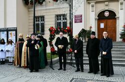 Burmistrz Miasta z uczestnikami Orszaku przed Ratuszem 