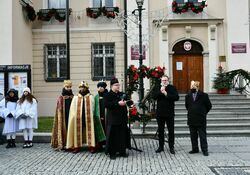 Burmistrz Miasta z uczestnikami Orszaku przed Ratuszem 