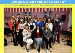 Zdjęcie grupowe z członkami Zespołu Amicis