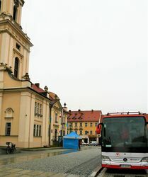 Krwiobus obok Ratusza